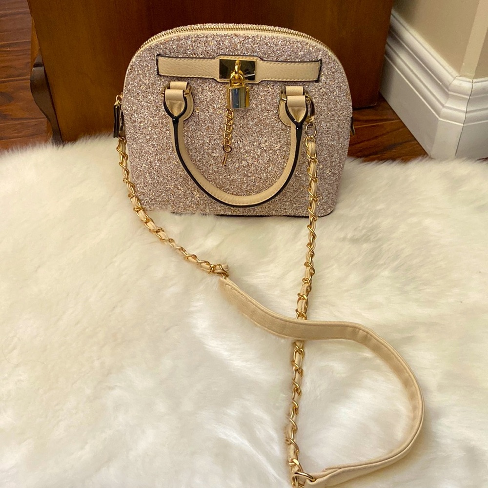 🆕 Beautiful Aldo sparkly shoulder bag with functional lock and key design.